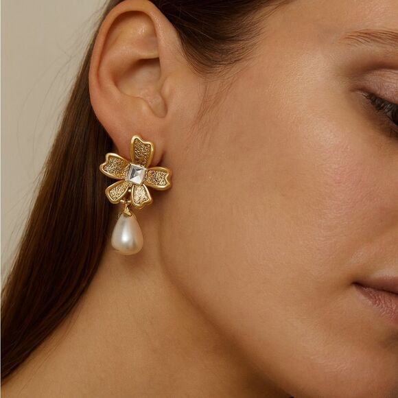 Anthropologie Jewelry - Pearl drop earrings N1542